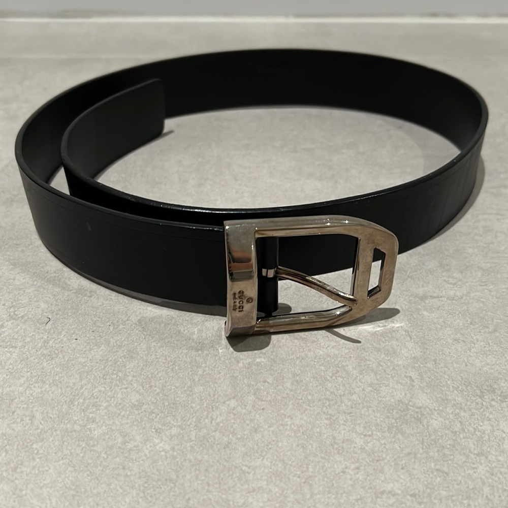 Gucci men black leather belt with silver hardware with embossed logo